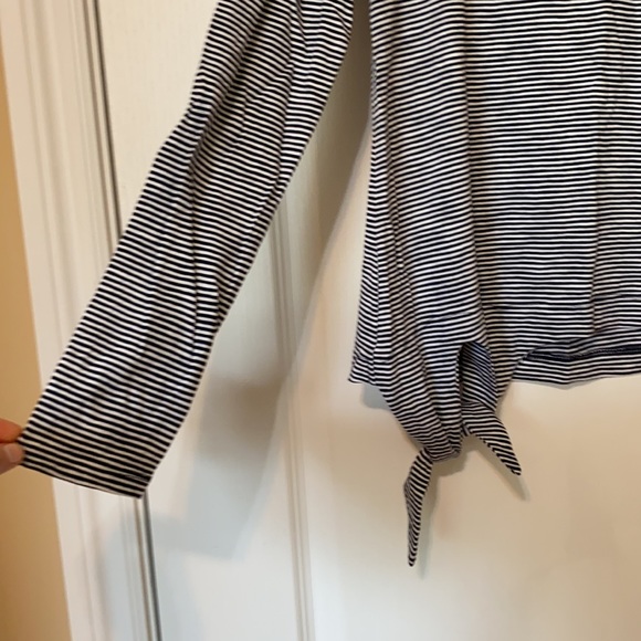 Gap tie long sleeve - Picture 2 of 3